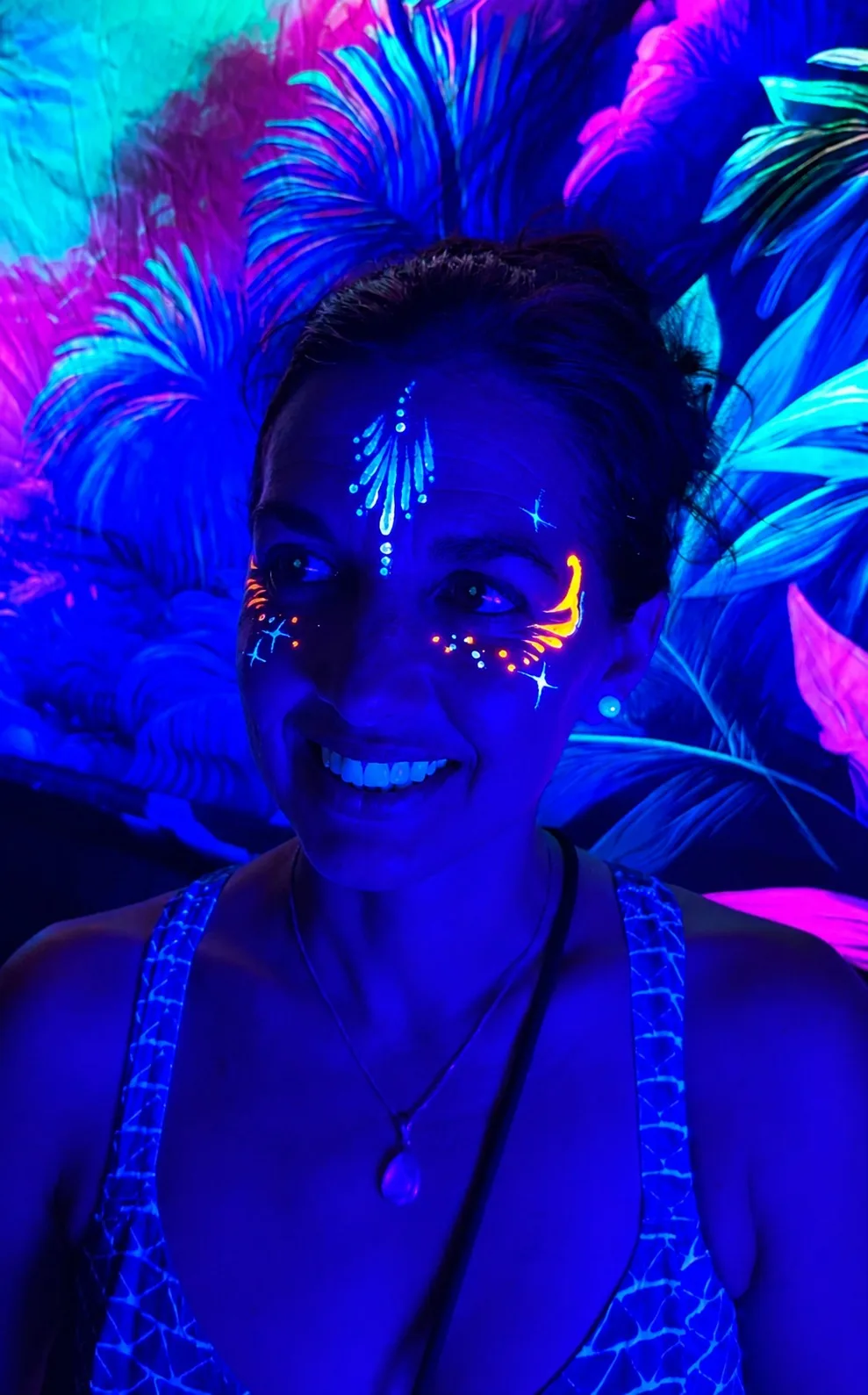 Maquillage fluo pour soirées et festivals par Manon Taillard - réalisation 11