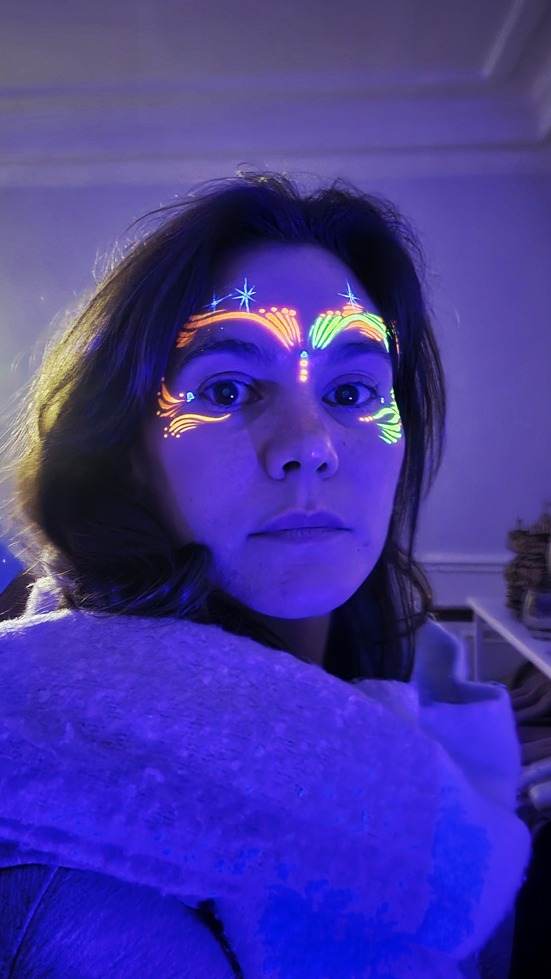 Maquillage fluo pour soirées et festivals par Manon Taillard - réalisation 3