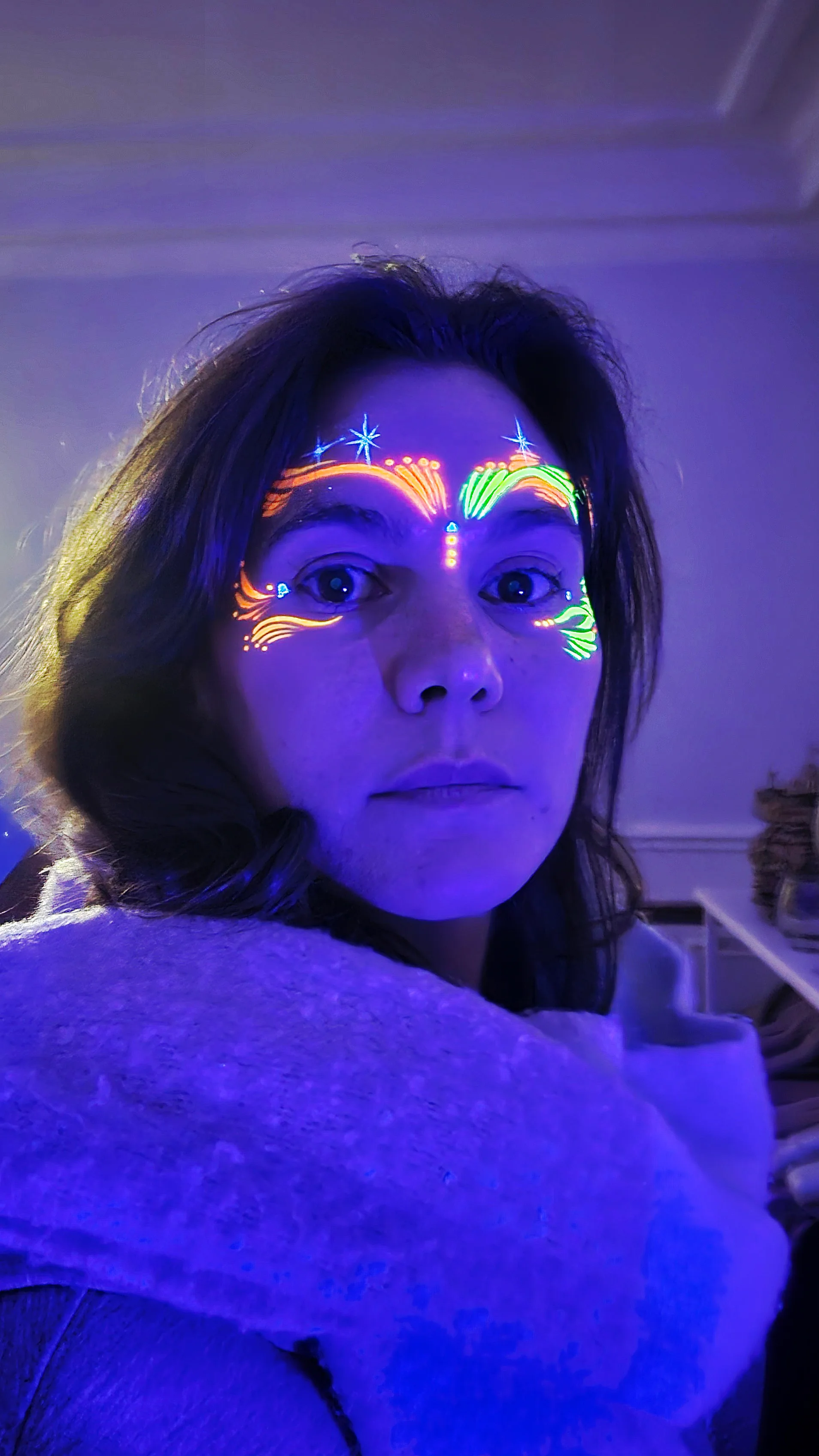 Maquillage fluo pour soirées et festivals par Manon Taillard - réalisation 4
