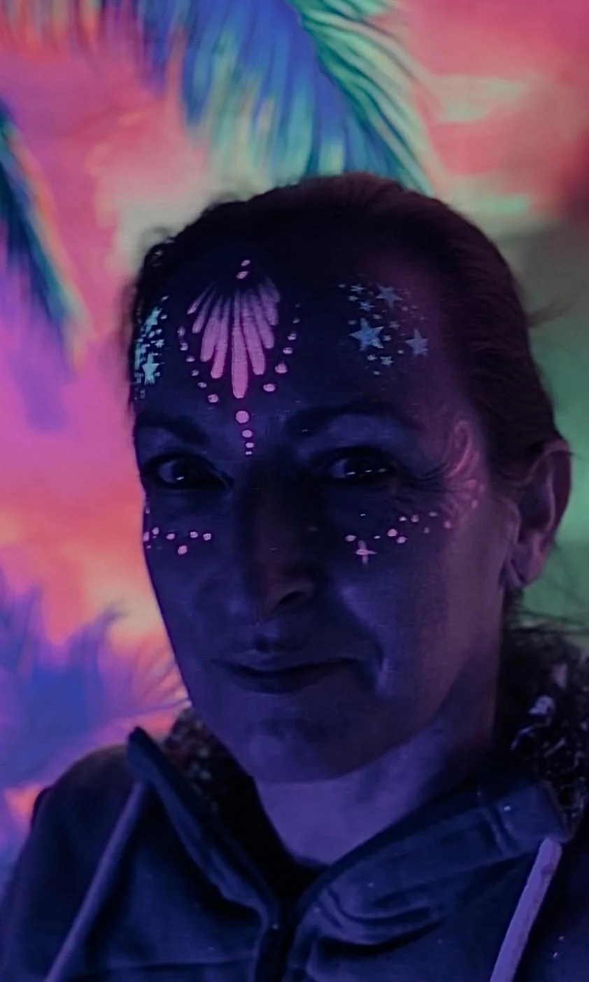 Maquillage fluo pour soirées et festivals par Manon Taillard - réalisation 5