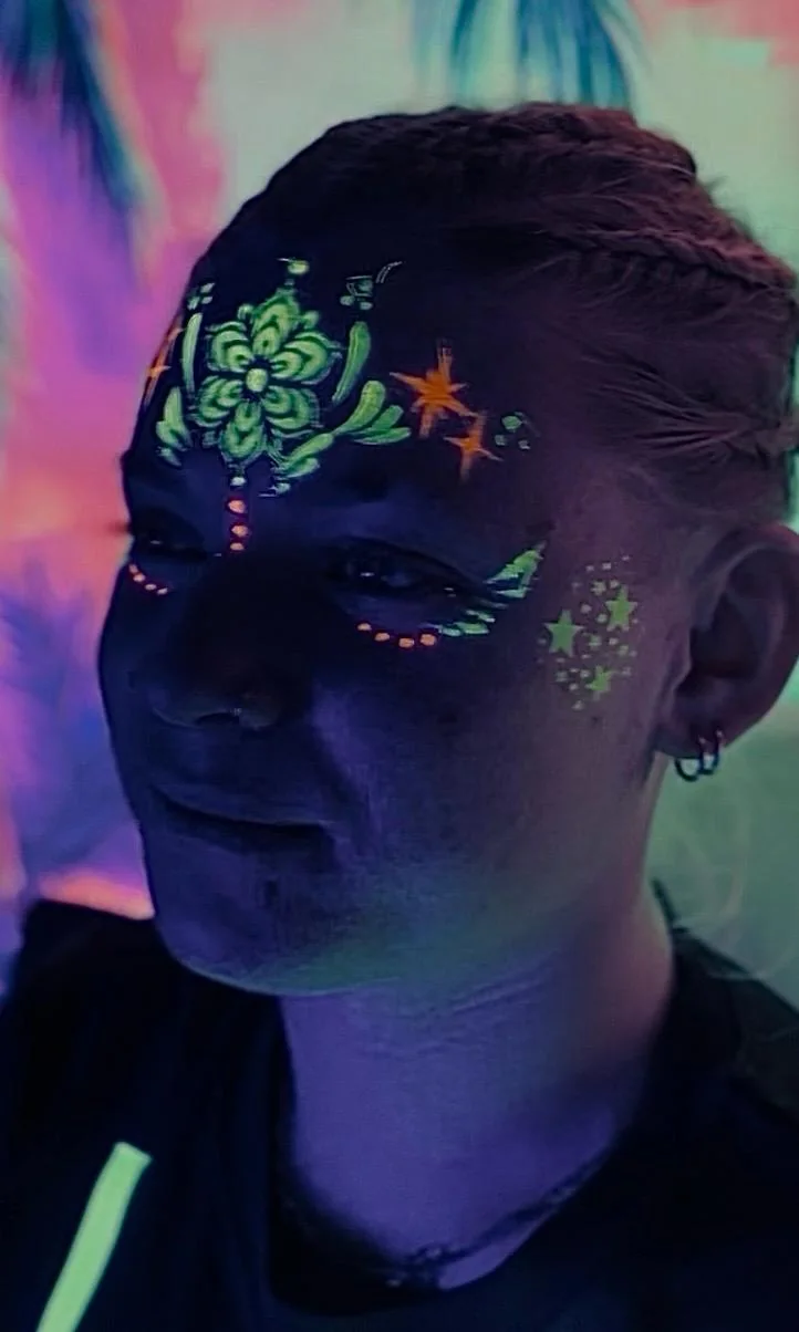 Maquillage fluo pour soirées et festivals par Manon Taillard - réalisation 6
