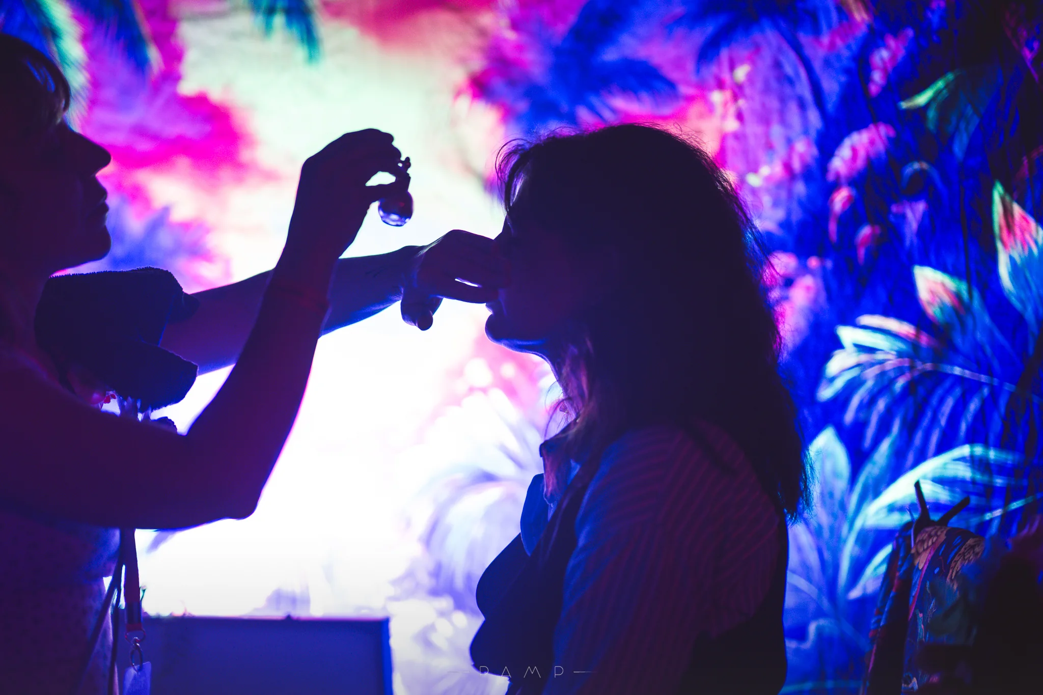 Maquillage fluo pour soirées et festivals par Manon Taillard - réalisation 8